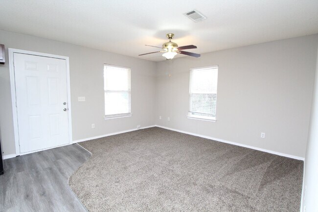 Foto del edificio - 3BR Gulf Breeze Home Zoned for Gulf Breeze High School with Open Living Area, Fenced Backyard & C...
