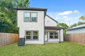 Building Photo - 7725 King St