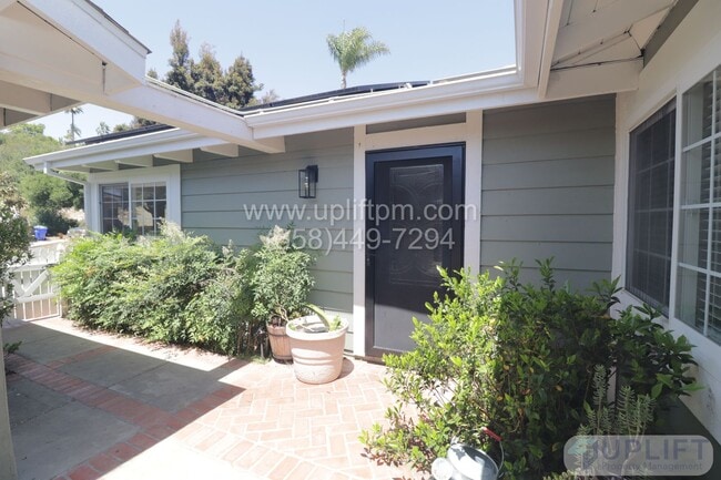 Building Photo - 4 BED 2 BATH HOME WITH SOLAR AND LARGE BAC...