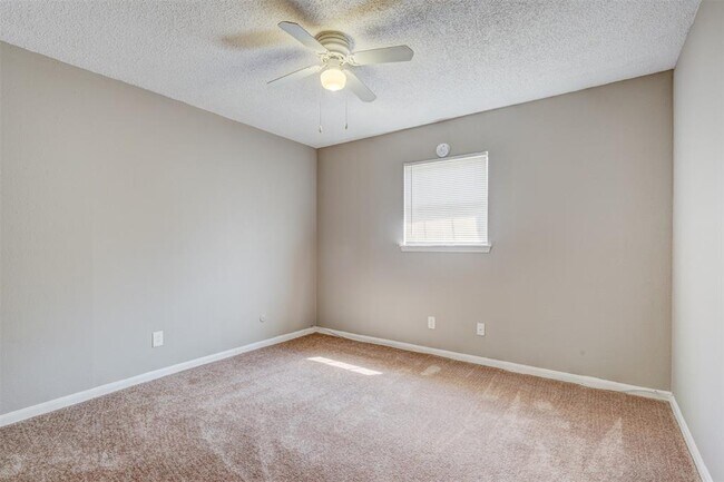 Building Photo - 523 Spring Dr