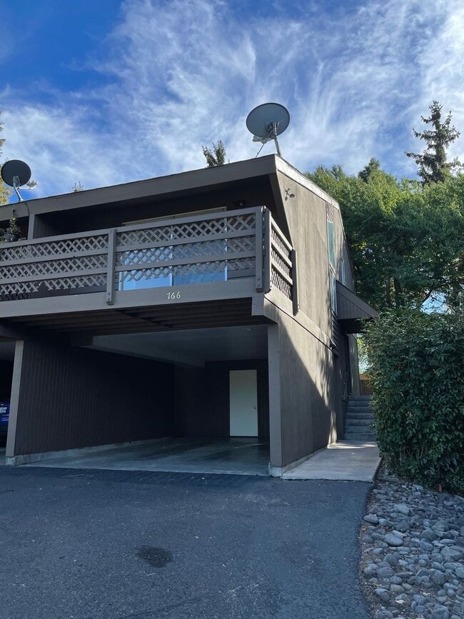 Building Photo - 766 W Oregon Ave