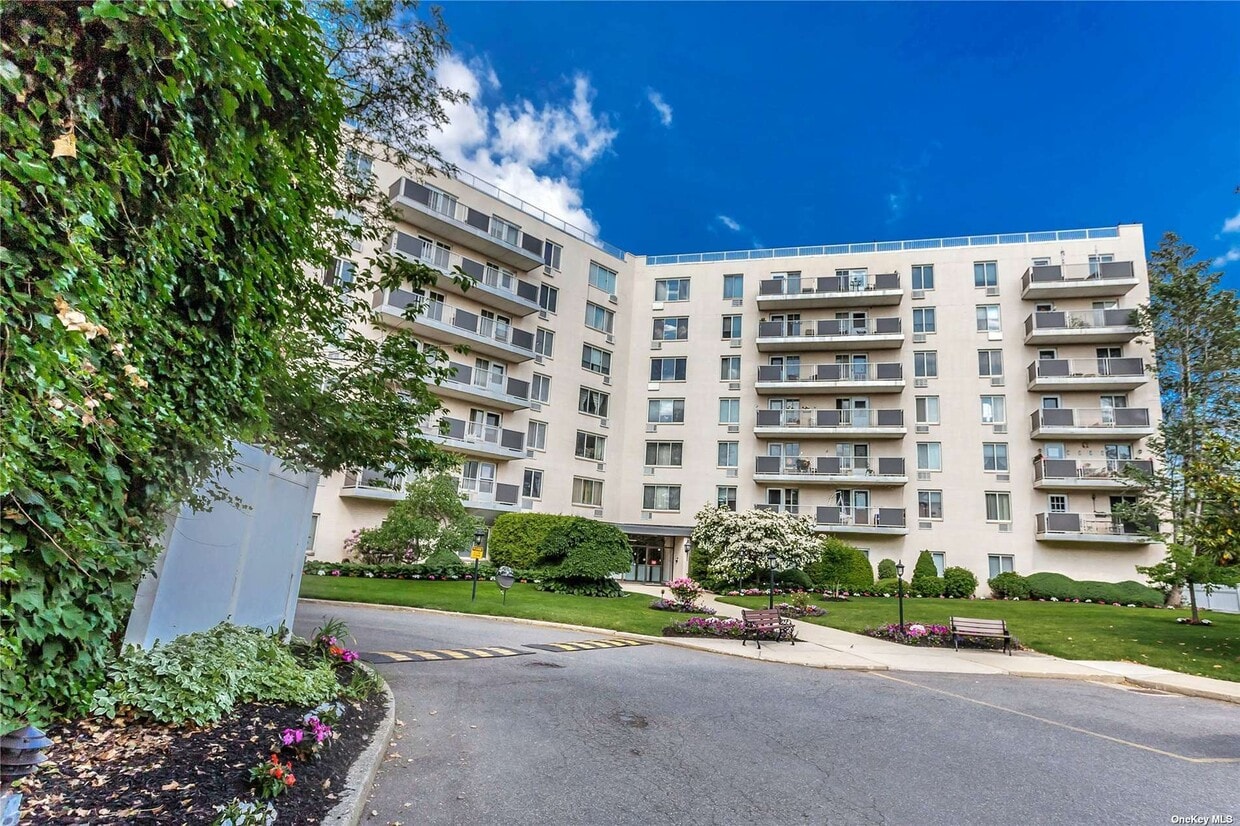 135 Post Ave Unit 5I, Westbury, NY 11590 Condo for Rent in Westbury