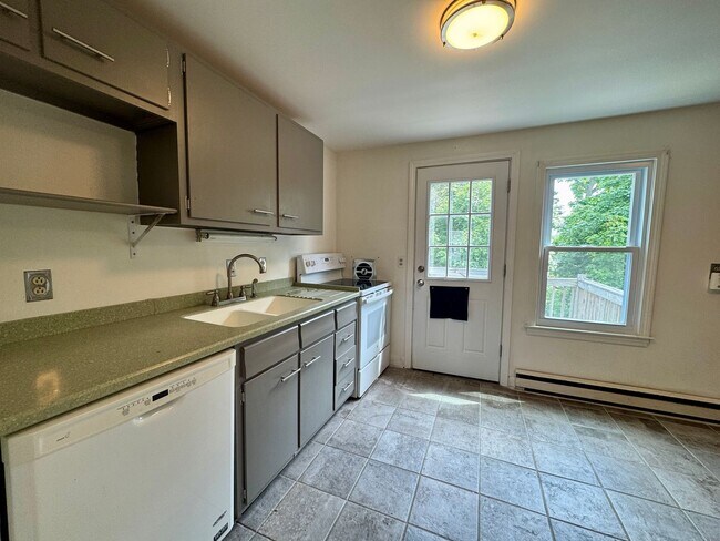 Foto del edificio - South Portland 2BD/1BA with Off Street Par...