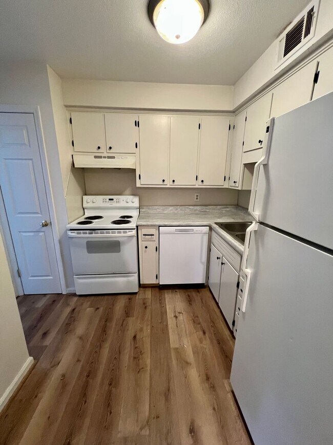 Foto del edificio - Large 2BR/1.5 bath apartment!