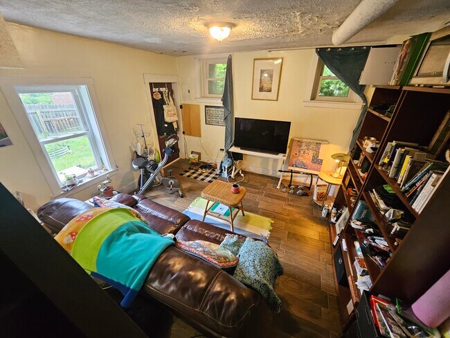 Foto del edificio - 1599 Fallowfield Ave