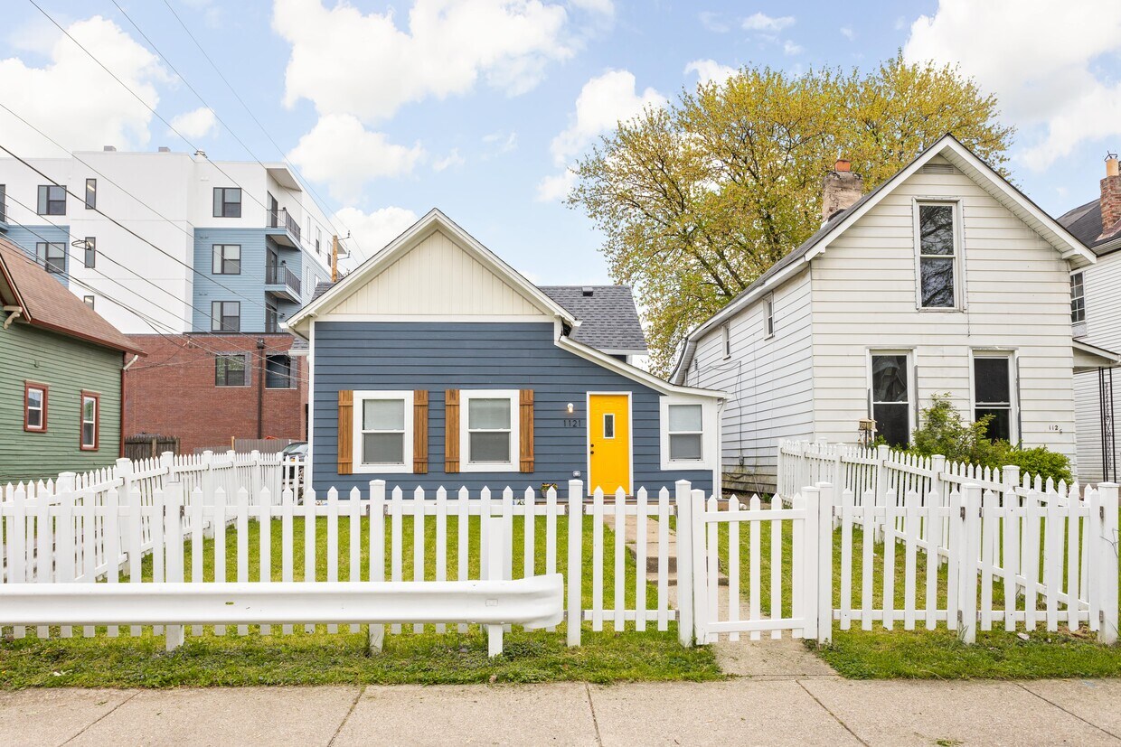 Primary Photo - 1121 Laurel St