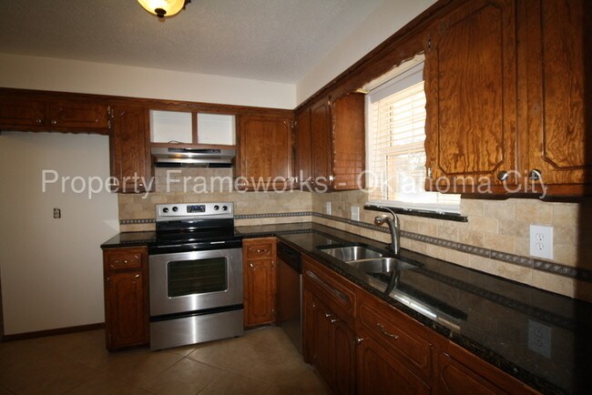 Building Photo - 6817 N Comanche Ave
