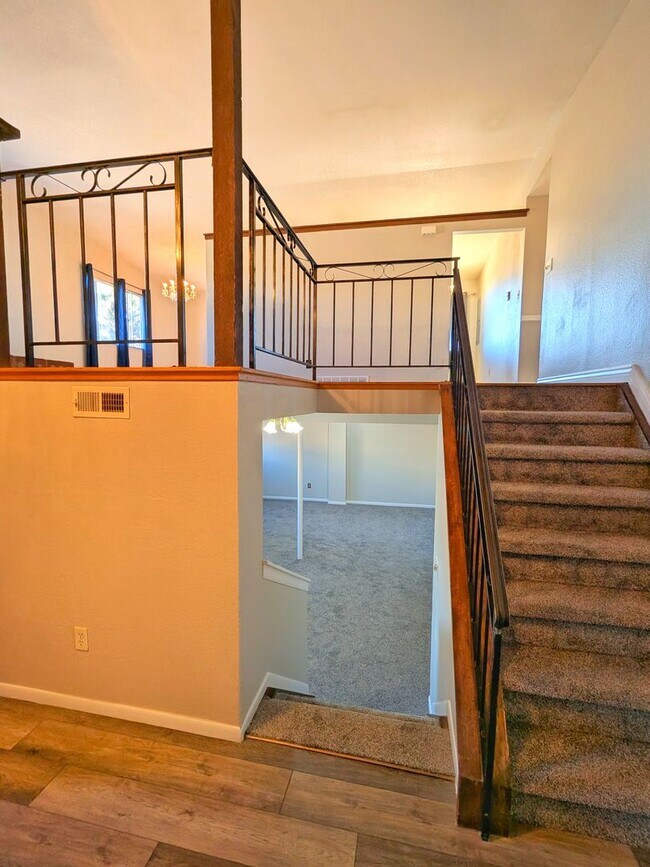 Building Photo - 5 Bedroom Three Bath, Great Location