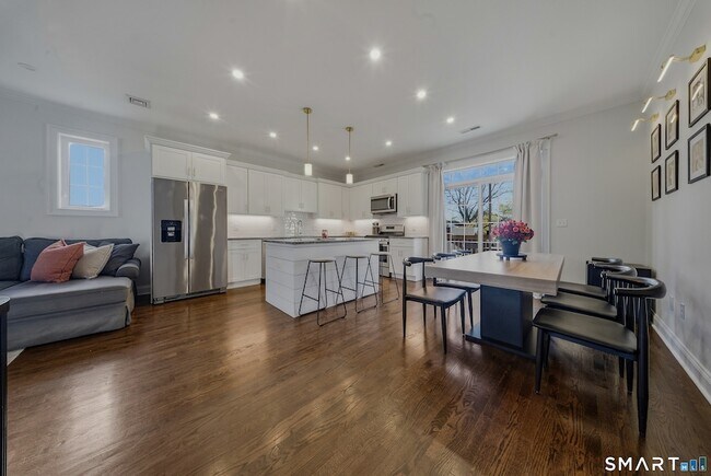 Foto del edificio - 145 Brentwood Ave