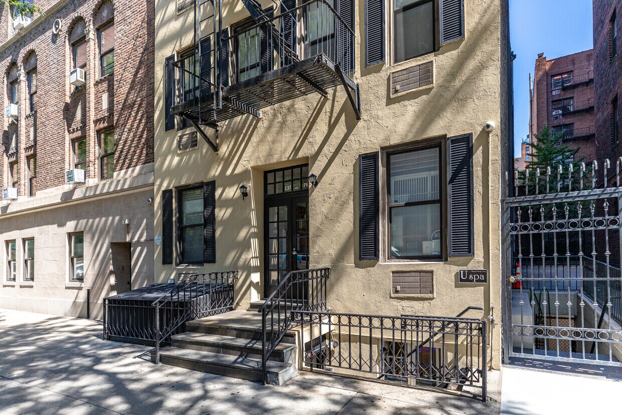 Entrada - 237 E 79th St