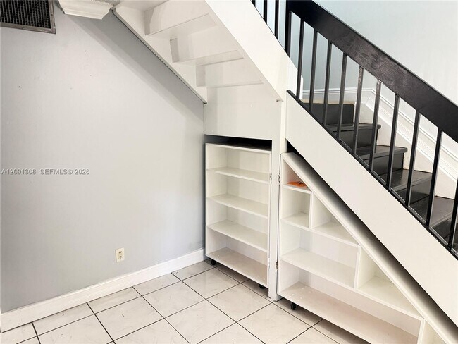 Building Photo - 6817 SW 40th St