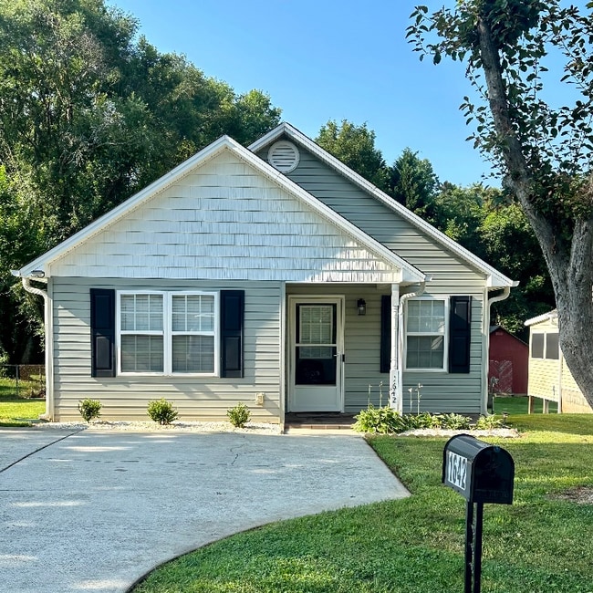 Building Photo - 1642 Thompson Dr