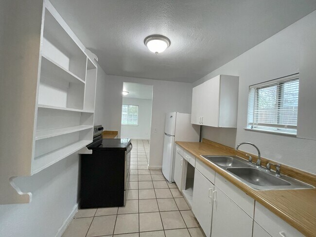 Foto del edificio - 7723 Molinos Ave