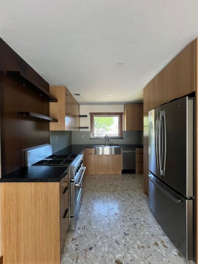 Foto del edificio - Artisan-Built Custom Cottage Retreat | Private Yard, Garage & EV Charging Ready