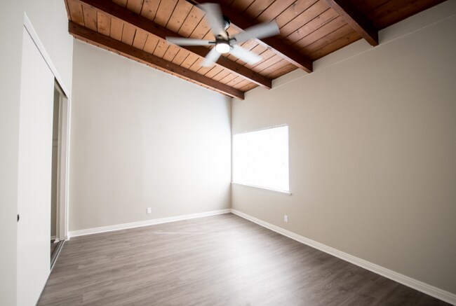 Building Photo - 450 Live Oak Ave