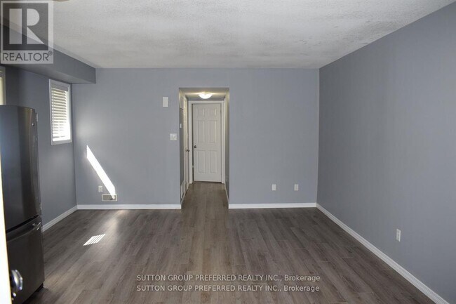 Photo du bâtiment - 3200-3200 Singleton Ave