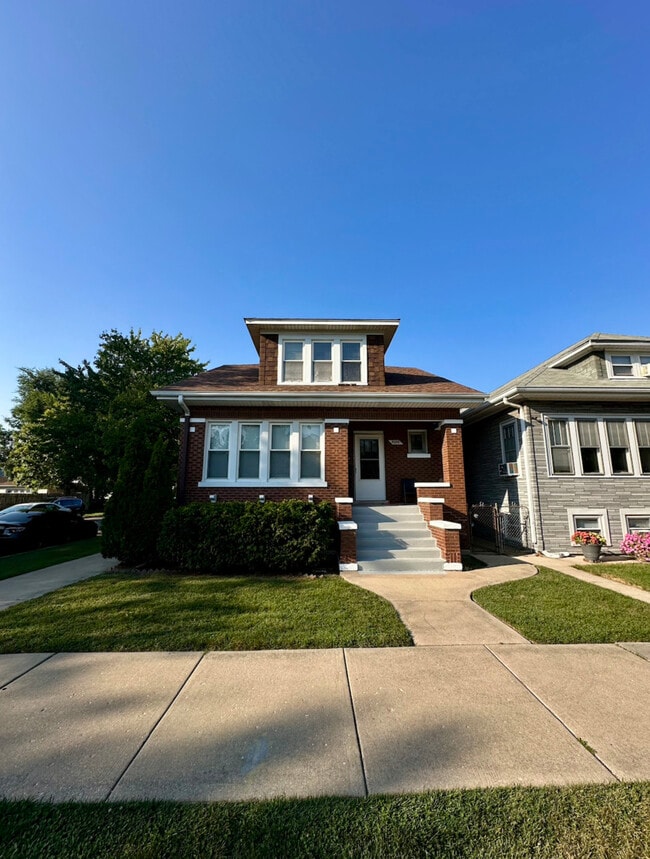 Building Photo - 5058 W Carmen Ave