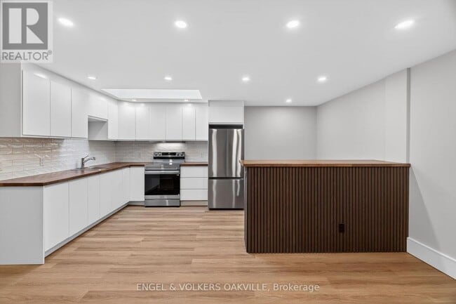 Building Photo - 131 Lakeshore Rd E