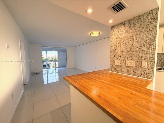 Building Photo - 2859 Leonard Dr