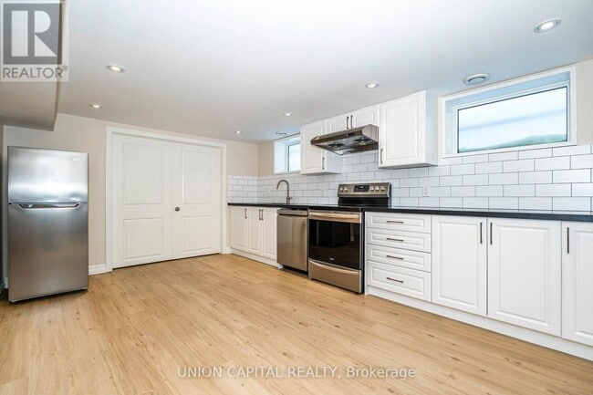 Building Photo - 40 Peveril Hill N