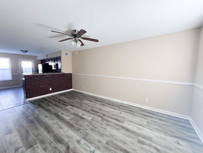 Building Photo - 2 Bedroom 1.5 Bath Townhome