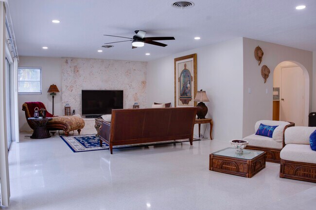 Foto del edificio - 550 NE 16th St