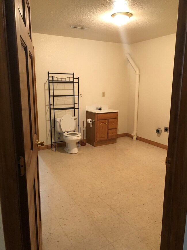 Sótano 1/2 baño con lavadero - 3015 Harmony Ln