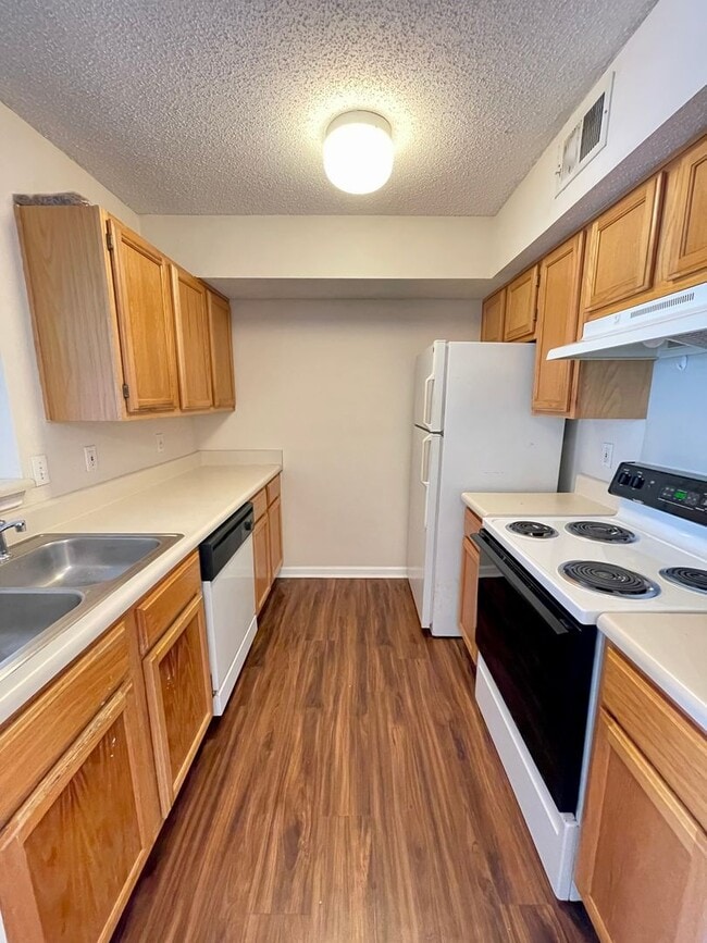 Building Photo - Cozy 2B/2B Unfurnished Condo near Beach in...