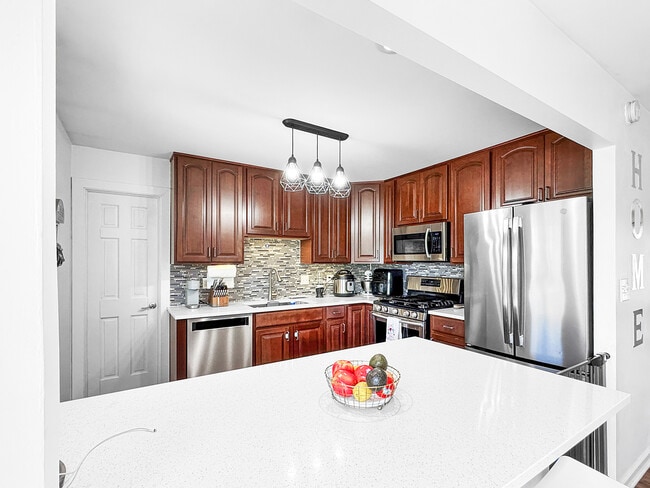 Foto del edificio - 7830 Sprucewood Ave