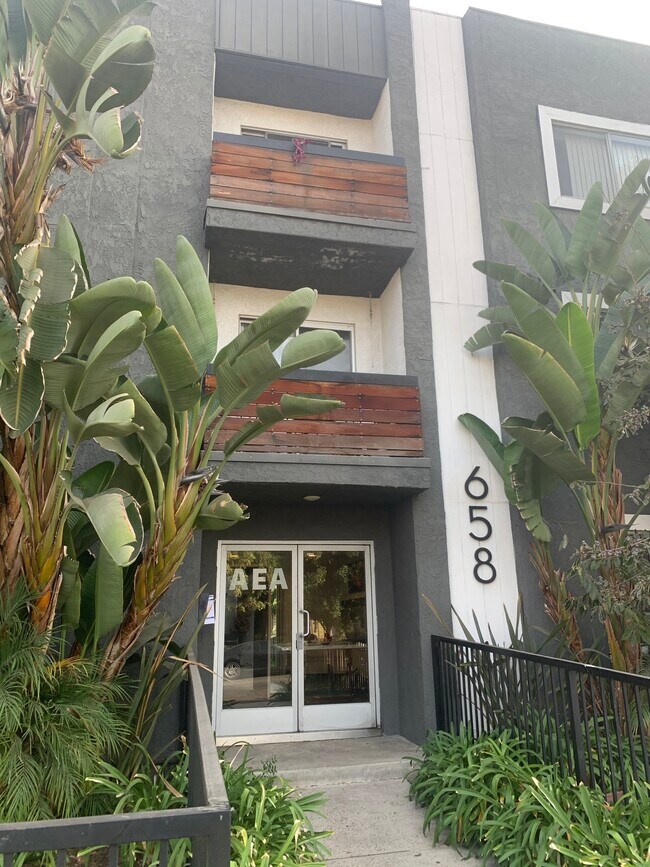 Building Photo - 658 N Wilton Pl