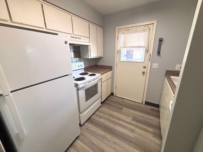 Building Photo - Charming 2-Bedroom Condo for Rent
