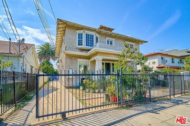 Building Photo - 1347 Valencia St