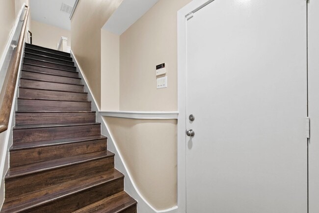 Building Photo - Gated Townhome Minutes from the Texas Medi...