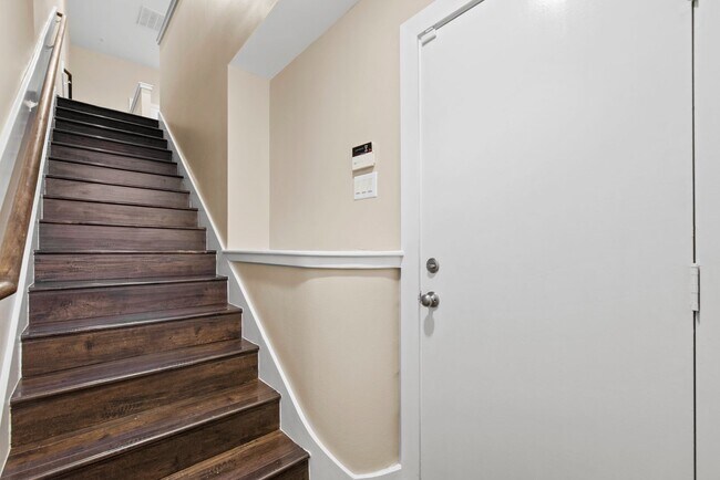 Foto del edificio - Gated Townhome Minutes from the Texas Medi...