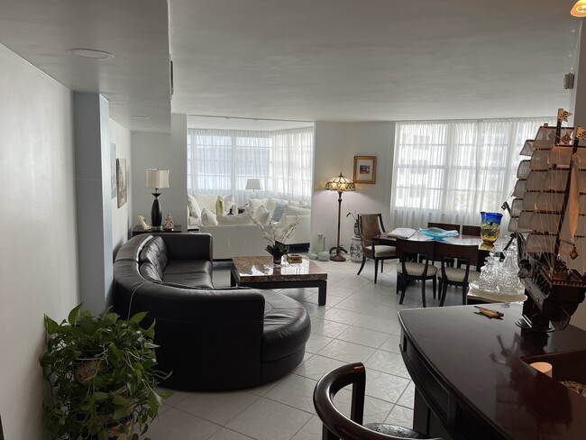 Foto del edificio - 905 Brickell Bay Dr