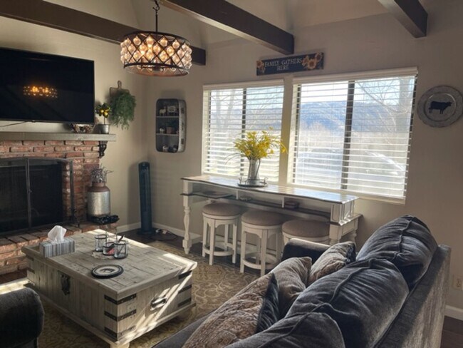 Foto del edificio - Completely Furnished -  2 BEDROOM 2 BATH+ LOFT  HORSE PROPERTY