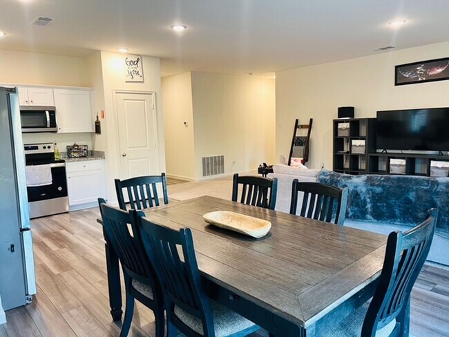 Building Photo - Spacious Open-Concept Home Next to Gated D...