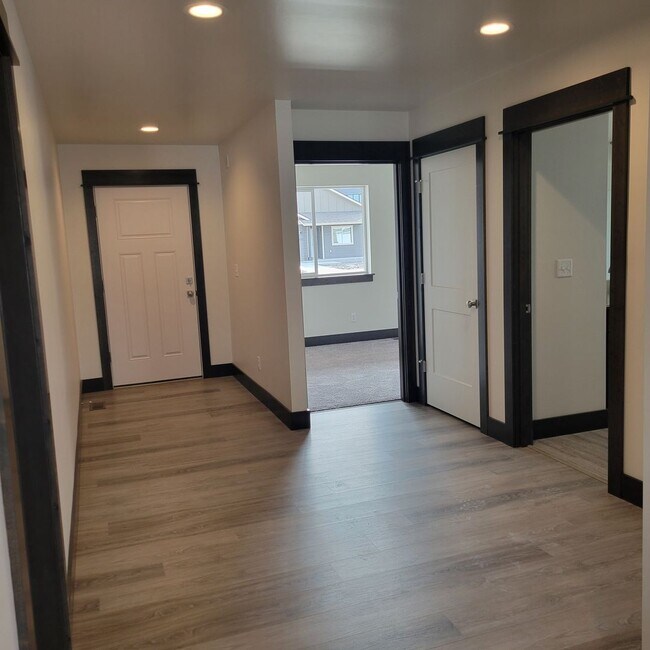 Foto del edificio - 3 Bed 2 Bath with double attached garage i...