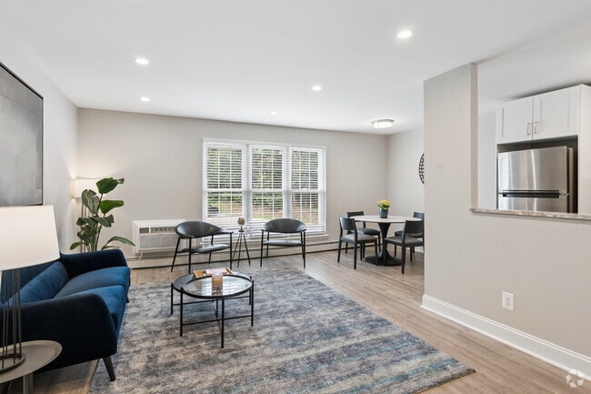 1BR, 1BA - 733SF - Living Room - Plymouth Gardens