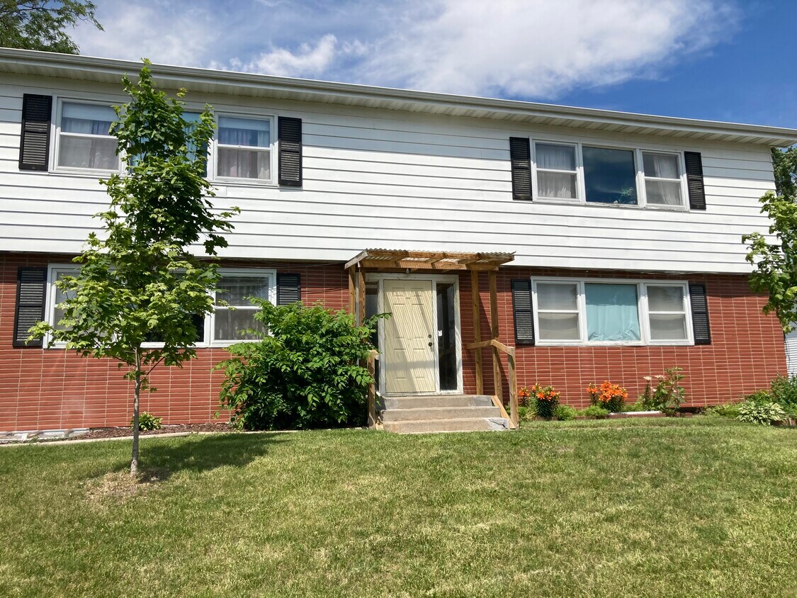 4521 Rushmore Dr NE Unit A, Cedar Rapids, IA 52402 Apartments in