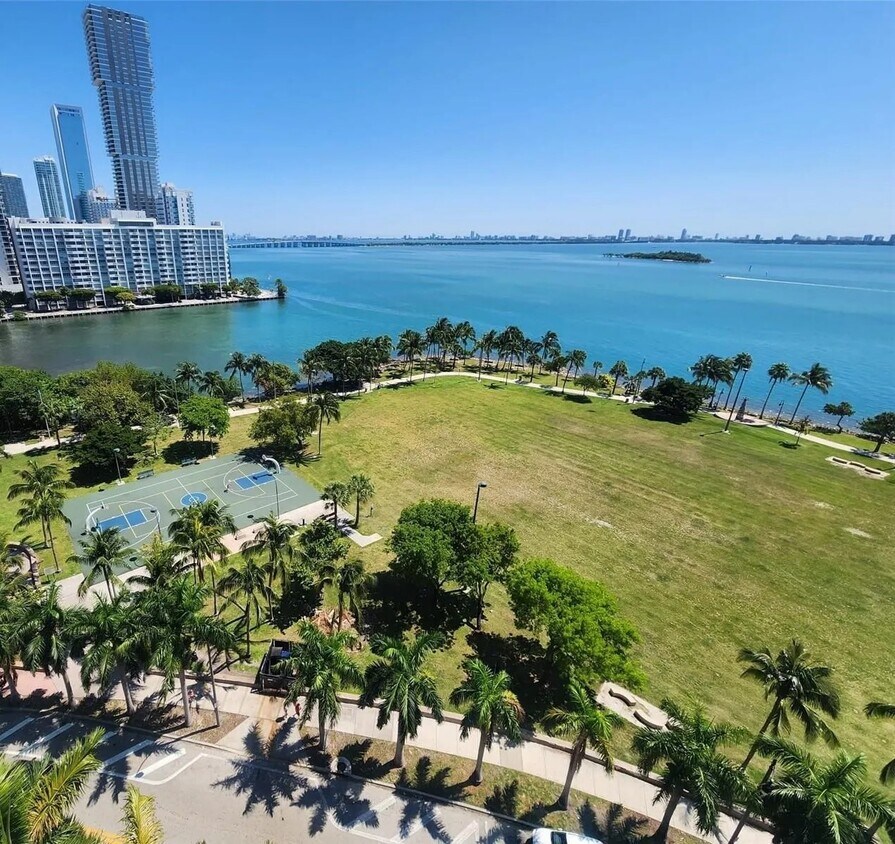 Primary Photo - 1900 N Bayshore Dr