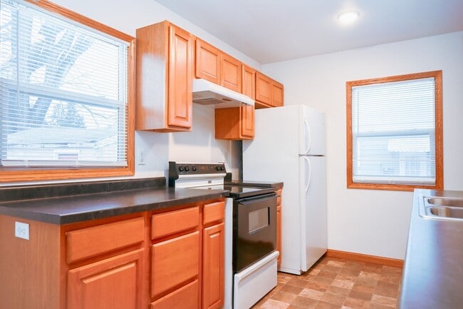 Building Photo - Huge 5 Bed 2 Bath Home for Rent! Great Loc...
