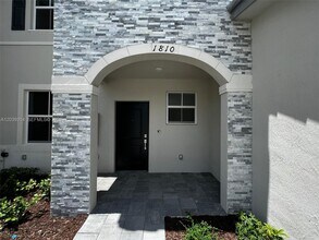 Building Photo - 1810 SE 26th Ter