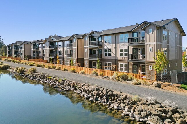 Foto del edificio - Edgewater Apartments: Tranquil Canal-Side ...