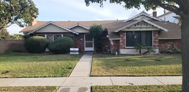 Foto del edificio - 3222 Oak Knoll Dr