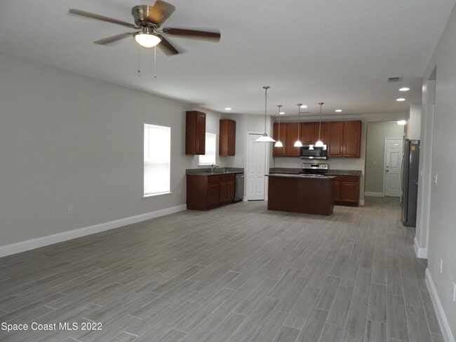 Foto del edificio - 583 Hollow Glen Dr