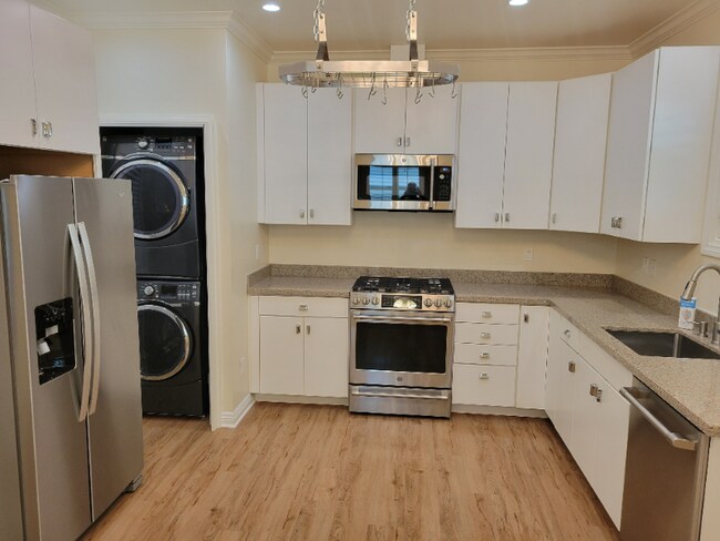 Building Photo - 14685 Saddlepeak Dr