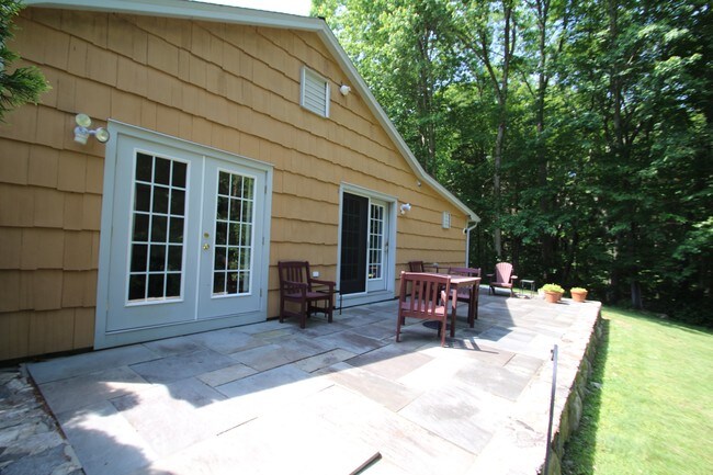 Foto del edificio - 231 Rivergate Dr