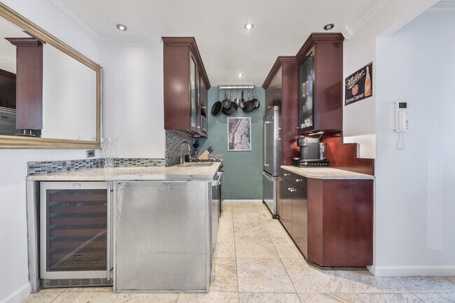 Foto del edificio - 305 W 18th St