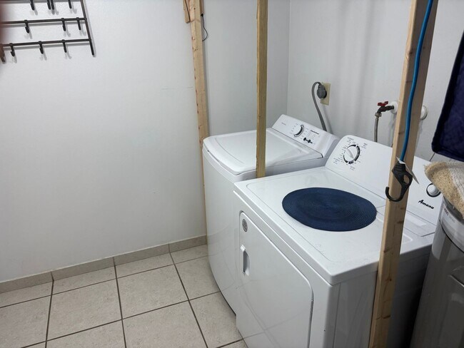 Foto del edificio - 4112 West St